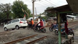 Perlintasan kereta tanpa palang pintu di Parung Panjang Bogor