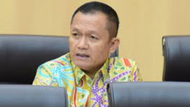 Petugas SPBU melayani pengisian BBM di Jawa Barat dengan stok aman