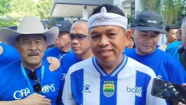 Gubernur Jawa Barat Dedi Mulyadi menghadiri konvoi juara Persib Bandung di Gedung Sate Bandung