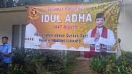 Presiden Prabowo membagikan hewan kurban di Babakan Madang Bogor
