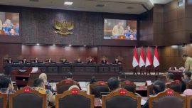 Hakim Mahkamah Konstitusi dalam sidang membahas polemik kuota internet hangus dan hak konsumen
