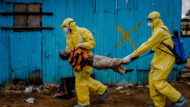 Petugas kesehatan melakukan pemeriksaan penumpang untuk mencegah penyebaran virus Ebola di bandara internasional Indonesia