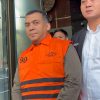 Silmy Karim mengenakan rompi tahanan oranye saat keluar dari Gedung Merah Putih KPK di Jakarta.