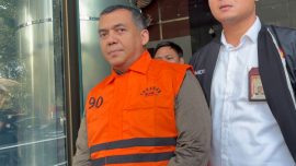 Silmy Karim mengenakan rompi tahanan oranye saat keluar dari Gedung Merah Putih KPK di Jakarta.