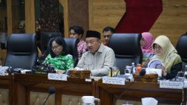 Wakil Ketua Komisi X DPR RI Lalu Hadrian Irfani saat rapat kerja membahas tambahan anggaran Kemdiktisaintek 2027.