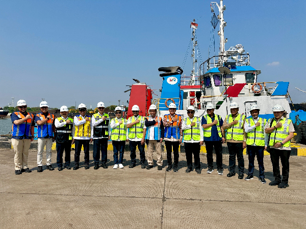 Wakil Ketua Komisi V DPR RI Roberth Rouw saat meninjau Pelabuhan Cirebon dan meminta Pelabuhan Patimban tidak mematikan operasional pelabuhan bersejarah tersebut.