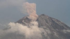 Gunung Semeru erupsi tujuh kali dengan kolom abu mencapai 700 meter pada Kamis pagi di perbatasan Lumajang dan Malang.