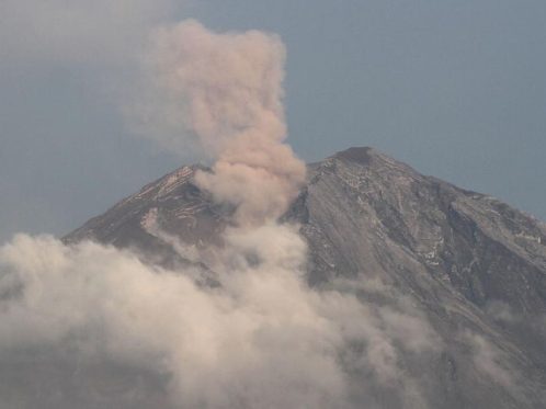 Gunung Semeru erupsi tujuh kali dengan kolom abu mencapai 700 meter pada Kamis pagi di perbatasan Lumajang dan Malang.