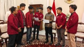 Ketua BEM Fakultas Hukum Universitas Bung Karno Muhammad Abdimaludin memberikan penjelasan dalam forum klarifikasi terkait pengakuan penerimaan uang Rp20 juta usai pertemuan dengan Wakil Presiden Gibran Rakabuming Raka.