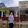 Guru Zentri Hartanti mengajar siswa di ruang kelas sederhana SD Negeri Kadusewu Jarak Jauh, Kampung Cijantur, Rumpin, Kabupaten Bogor, sambil berjuang mencegah pernikahan dini melalui pendidikan.