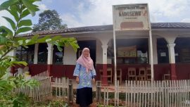 Guru Zentri Hartanti mengajar siswa di ruang kelas sederhana SD Negeri Kadusewu Jarak Jauh, Kampung Cijantur, Rumpin, Kabupaten Bogor, sambil berjuang mencegah pernikahan dini melalui pendidikan.