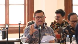 Ahmad Heryawan meminta PT KAI menjaga harmoni perusahaan dan mengembalikan pegawai yang dimutasi.