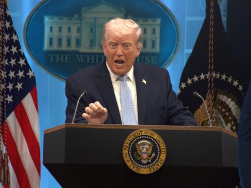 Donald Trump menuntut Iran membayar kompensasi atas korban dan kerusakan di tengah ketegangan AS-Iran