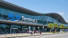 Petugas keamanan berjaga di Bandara Internasional Kuala Lumpur (KLIA) setelah polisi Malaysia menyelidiki dugaan keterlibatan dalam kasus pilot yang ditangkap di Indonesia karena membawa 70.000 butir ekstasi.