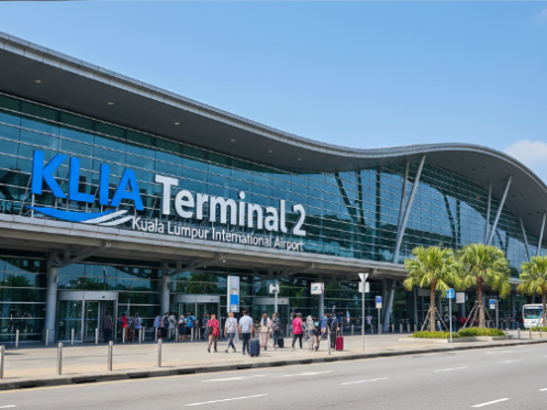 Petugas keamanan berjaga di Bandara Internasional Kuala Lumpur (KLIA) setelah polisi Malaysia menyelidiki dugaan keterlibatan dalam kasus pilot yang ditangkap di Indonesia karena membawa 70.000 butir ekstasi.