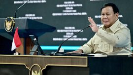 Presiden Prabowo Subianto menyampaikan pandangannya mengenai tantangan pendidikan Indonesia dibandingkan Singapura saat memberikan arahan kepada peneliti BRIN di Istana Kepresidenan Jakarta.