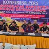Petugas Bea Cukai mengamankan kopilot maskapai asing asal Malaysia yang membawa 70.114 butir ekstasi di Bandara Soekarno-Hatta.