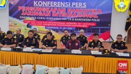 Petugas Bea Cukai mengamankan kopilot maskapai asing asal Malaysia yang membawa 70.114 butir ekstasi di Bandara Soekarno-Hatta.
