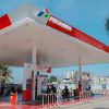 Petugas mengisi BBM di SPBU Pertamina setelah penyesuaian harga Pertamax per 1 Agustus 2026.