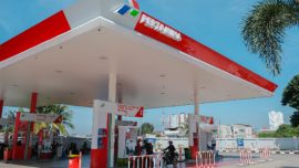 Petugas mengisi BBM di SPBU Pertamina setelah penyesuaian harga Pertamax per 1 Agustus 2026.