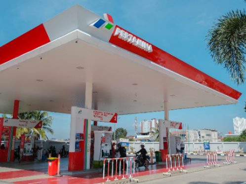 Petugas mengisi BBM di SPBU Pertamina setelah penyesuaian harga Pertamax per 1 Agustus 2026.