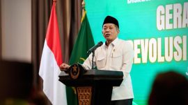 Menteri Koperasi Ferry Juliantono membahas rencana gaji PNS lewat koperasi